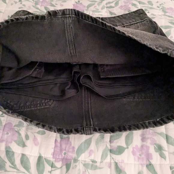 Hollister 000/W23 Low Rise Black Denim Jean Mini Skirt/Skort - Picture 3 of 5